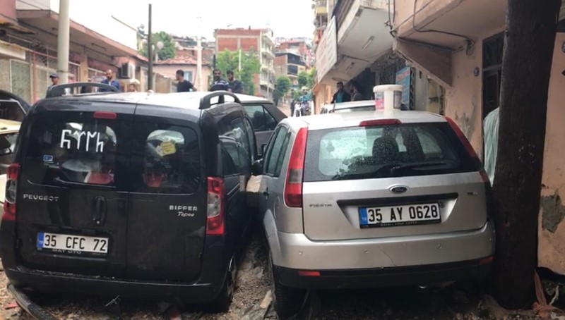 Şiddetli sağanak İzmir'i vurdu
