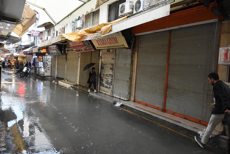 Şiddetli sağanak İzmir'i vurdu