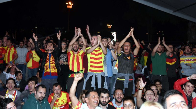 Bornova'da yağmur altında Göztepe coşkusu