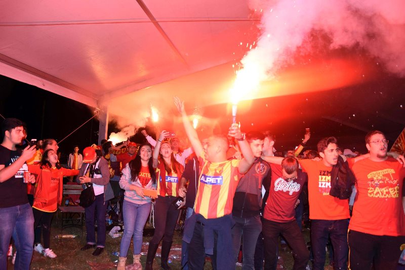 Bornova'da yağmur altında Göztepe coşkusu