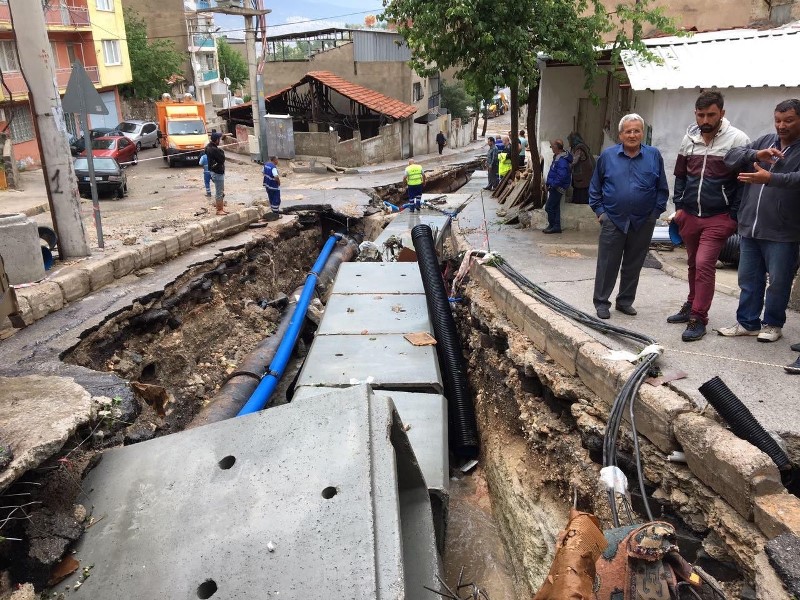 Şiddetli sağanak İzmir'i vurdu