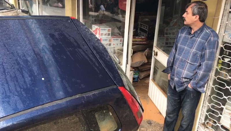 Şiddetli sağanak İzmir'i vurdu