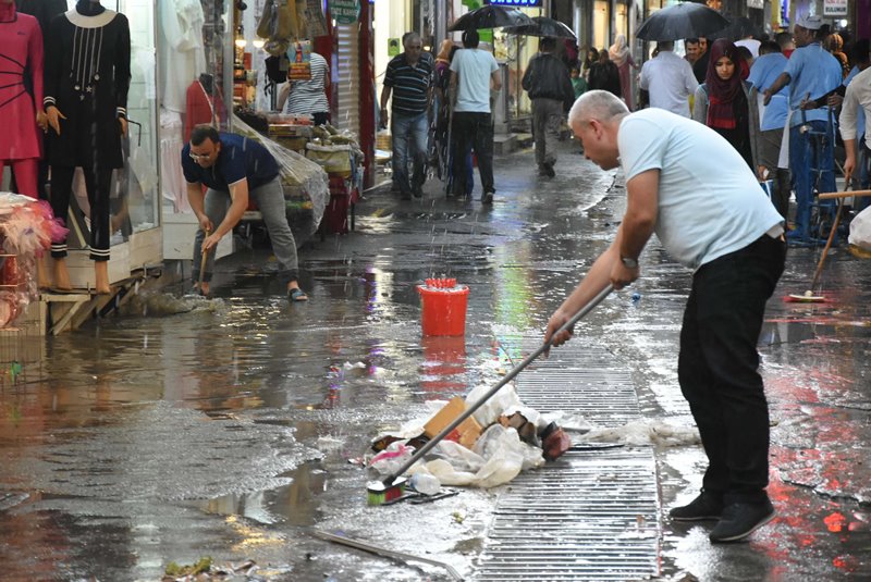 Şiddetli sağanak İzmir'i vurdu