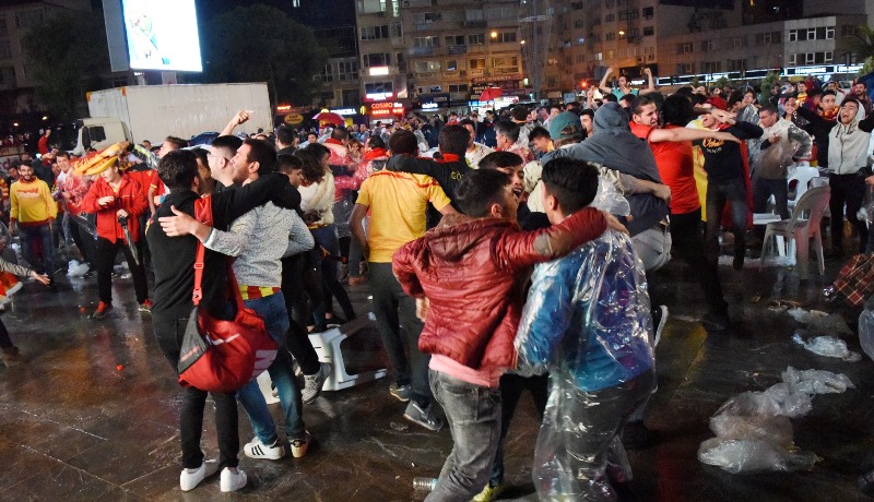 Bornova'da yağmur altında Göztepe coşkusu