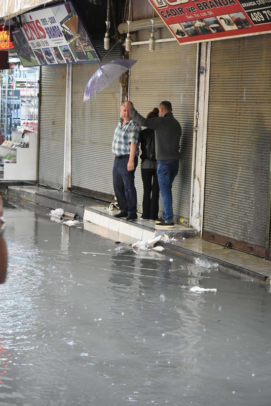 Şiddetli sağanak İzmir'i vurdu