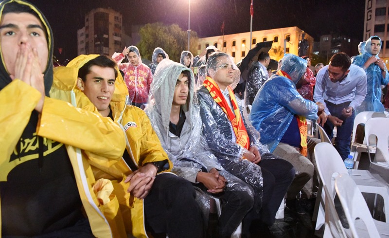 Bornova'da yağmur altında Göztepe coşkusu