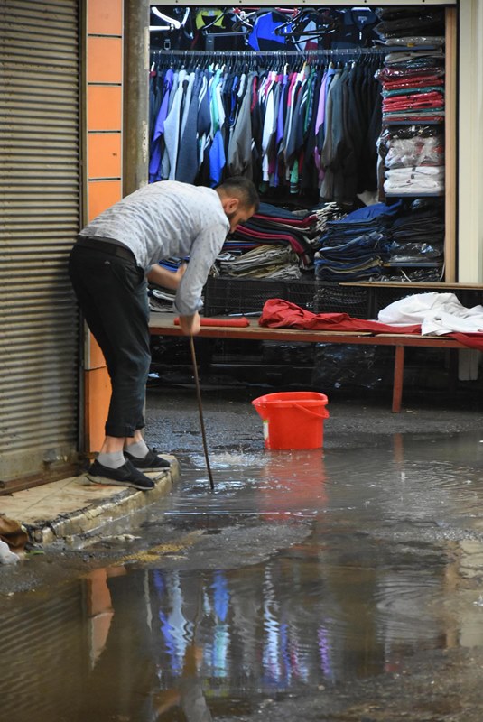 Şiddetli sağanak İzmir'i vurdu