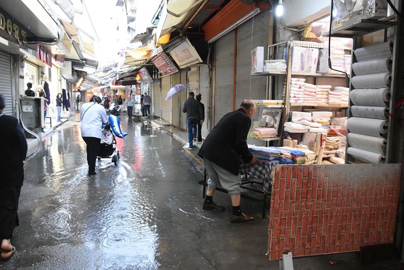 Şiddetli sağanak İzmir'i vurdu