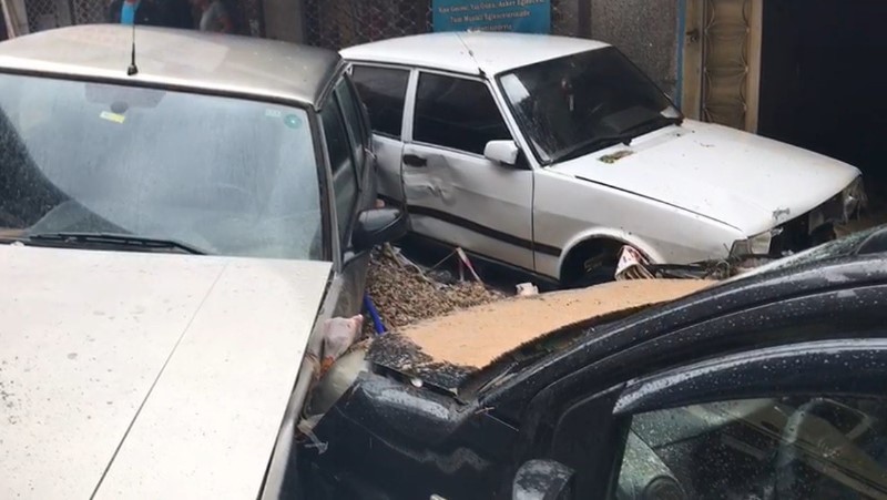 Şiddetli sağanak İzmir'i vurdu