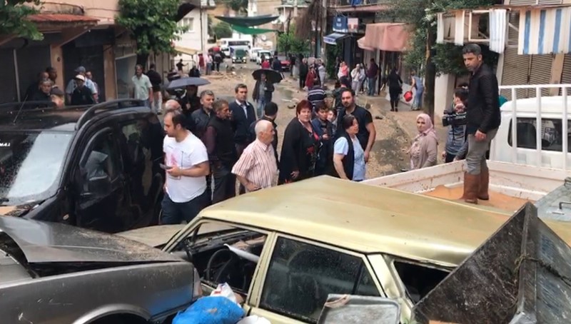 Şiddetli sağanak İzmir'i vurdu