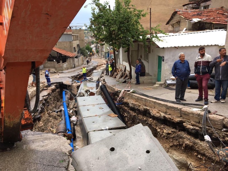 Şiddetli sağanak İzmir'i vurdu