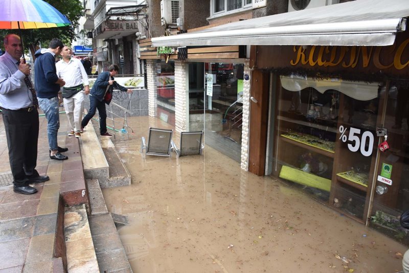 Şiddetli sağanak İzmir'i vurdu