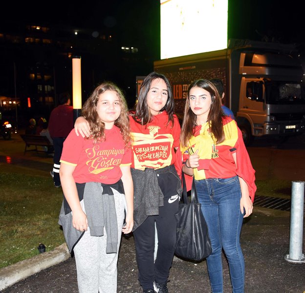 Bornova'da yağmur altında Göztepe coşkusu