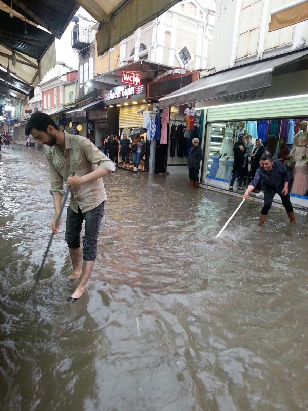 Şiddetli sağanak İzmir'i vurdu