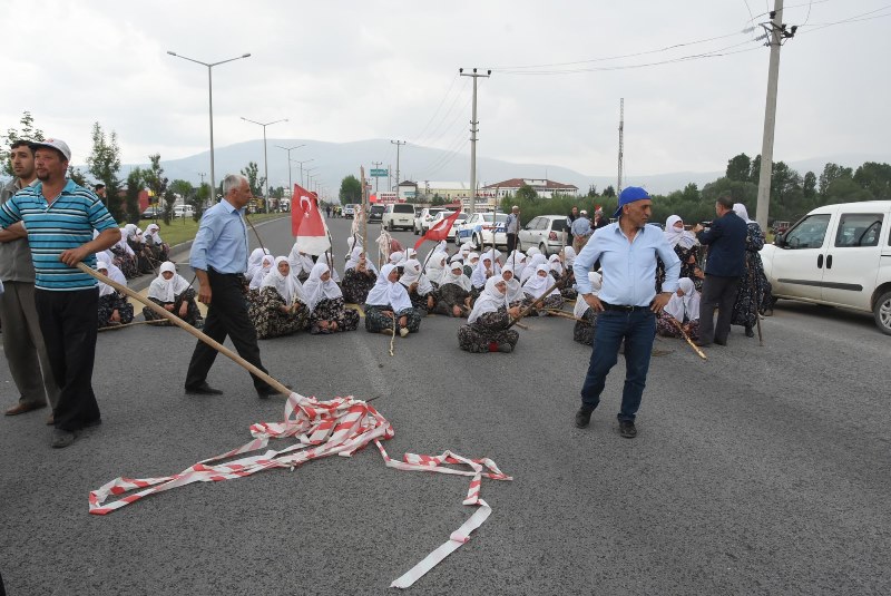 Tırmık, orak, balta alıp yolu kestiler