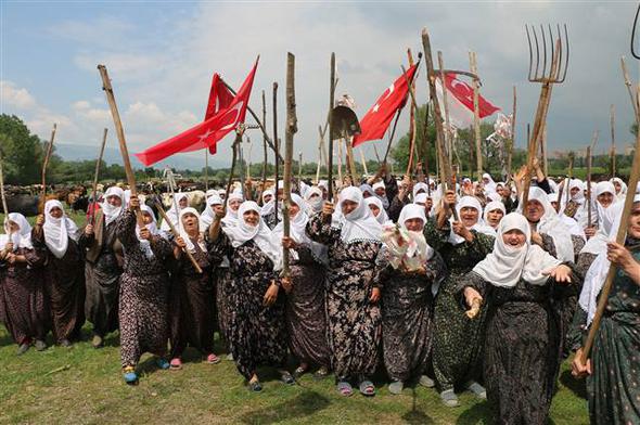 Tırmık, orak, balta alıp yolu kestiler