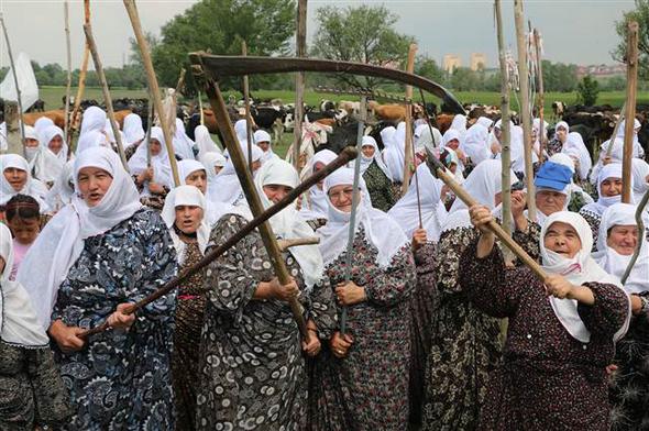 Tırmık, orak, balta alıp yolu kestiler