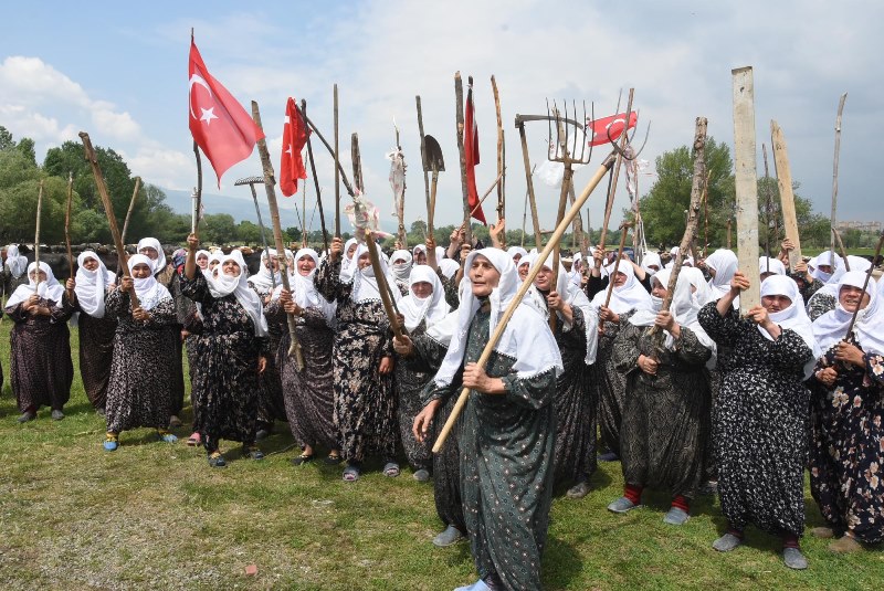 Tırmık, orak, balta alıp yolu kestiler