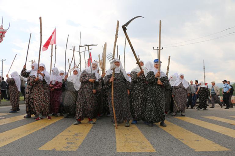Tırmık, orak, balta alıp yolu kestiler