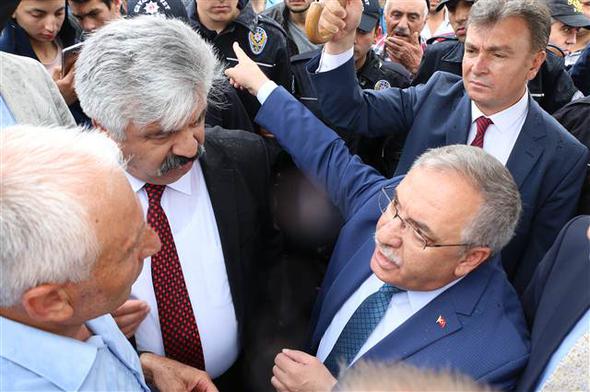Tırmık, orak, balta alıp yolu kestiler