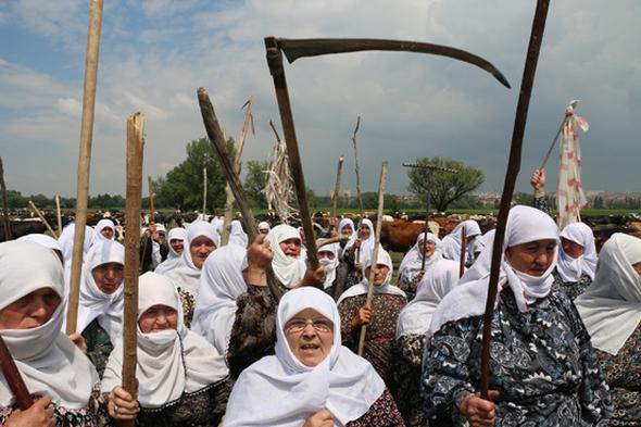 Tırmık, orak, balta alıp yolu kestiler