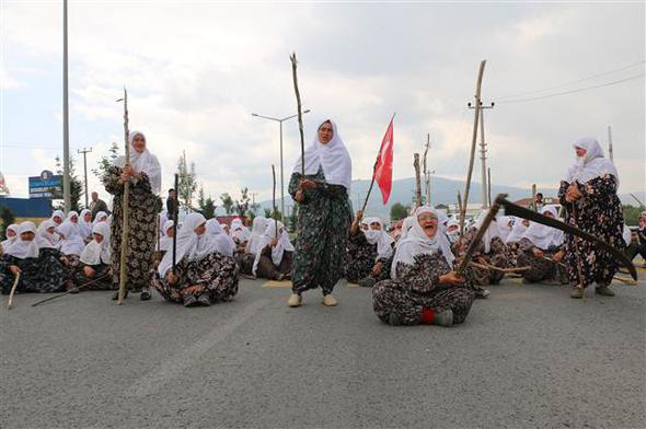 Tırmık, orak, balta alıp yolu kestiler