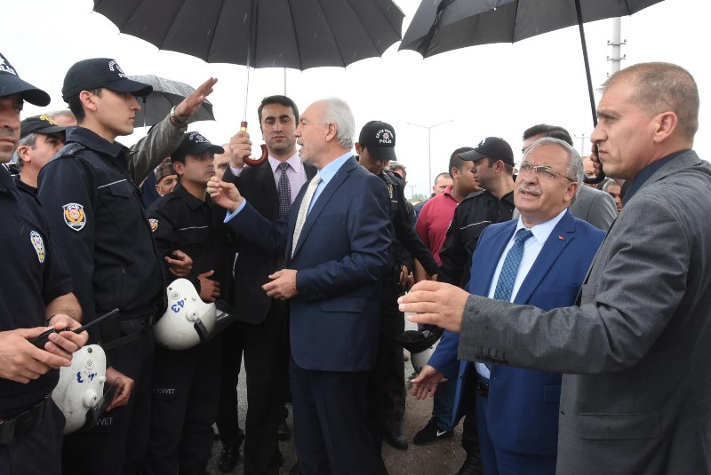 Tırmık, orak, balta alıp yolu kestiler