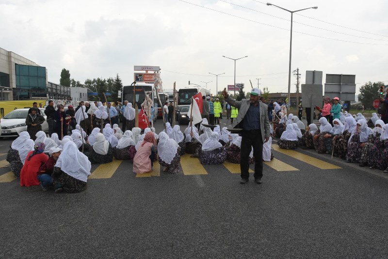 Tırmık, orak, balta alıp yolu kestiler