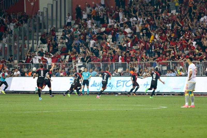 Göztepe Süper Lig’e yükseldi!