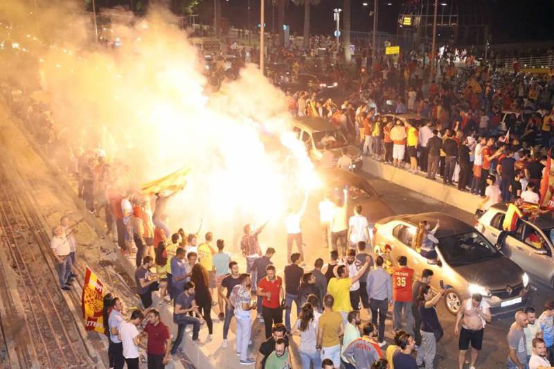 İzmirliler sabaha kadar uyumadı