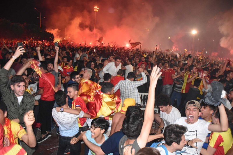 İzmirliler sabaha kadar uyumadı