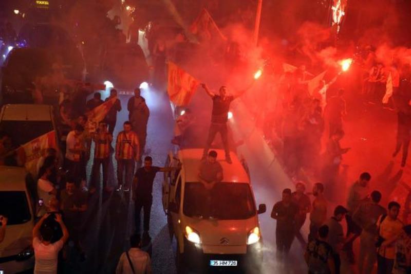 İzmirliler sabaha kadar uyumadı