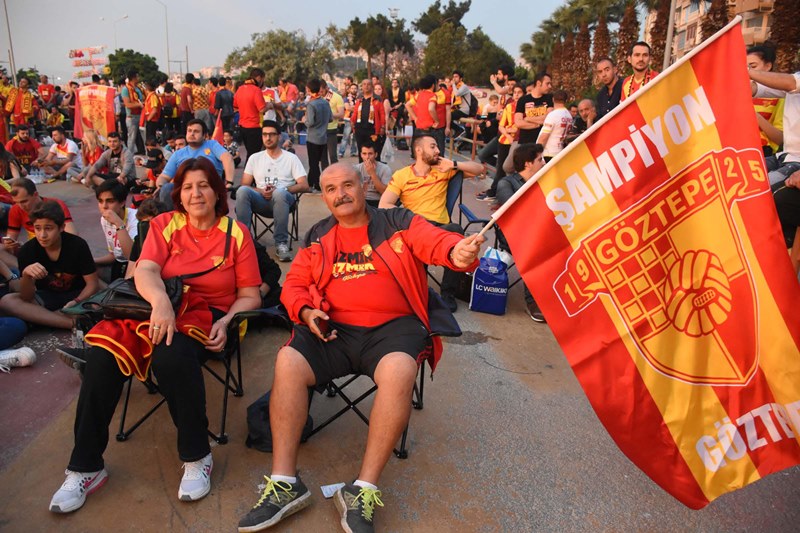 İzmirliler sabaha kadar uyumadı
