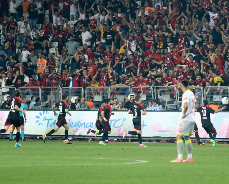 Göztepe Süper Lig’e yükseldi!