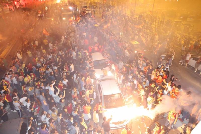 İzmirliler sabaha kadar uyumadı