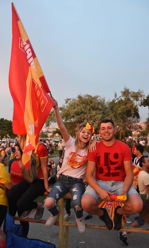 İzmirliler sabaha kadar uyumadı