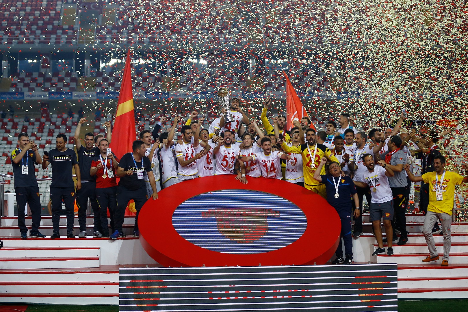 Göztepe Süper Lig’e yükseldi!