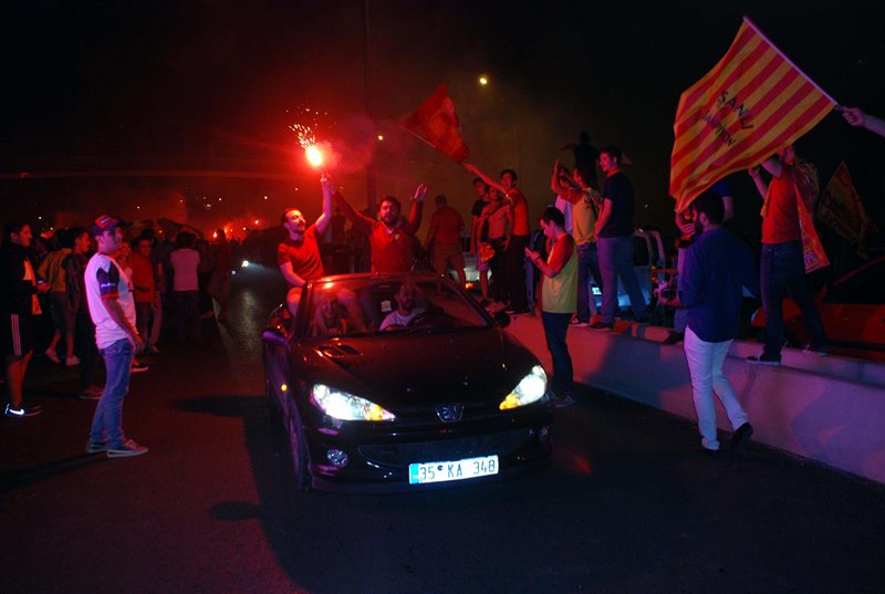 İzmirliler sabaha kadar uyumadı