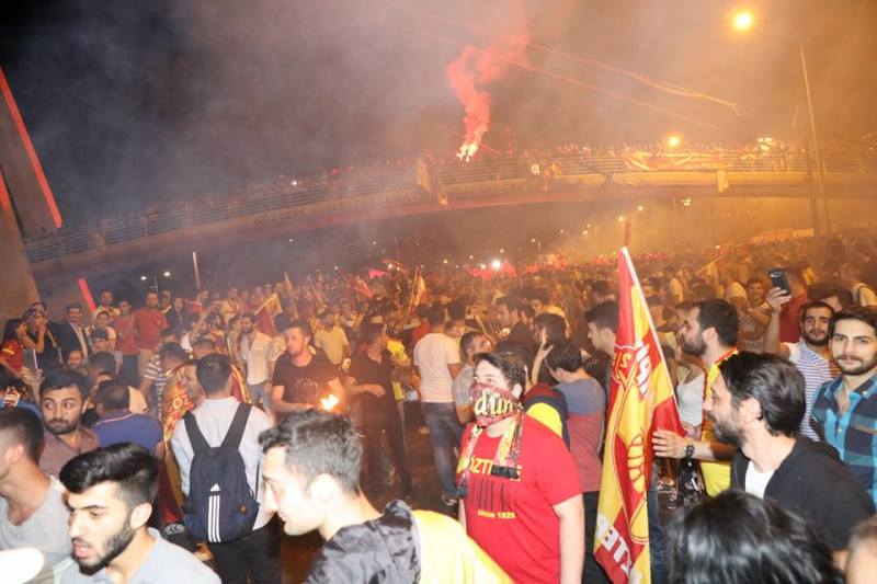 İzmirliler sabaha kadar uyumadı