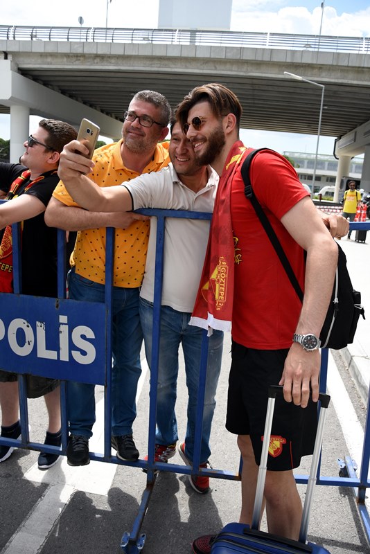 Şampiyon İzmir'e döndü