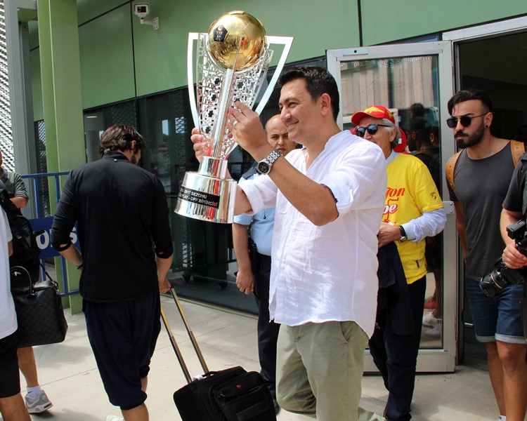 Şampiyon İzmir'e döndü