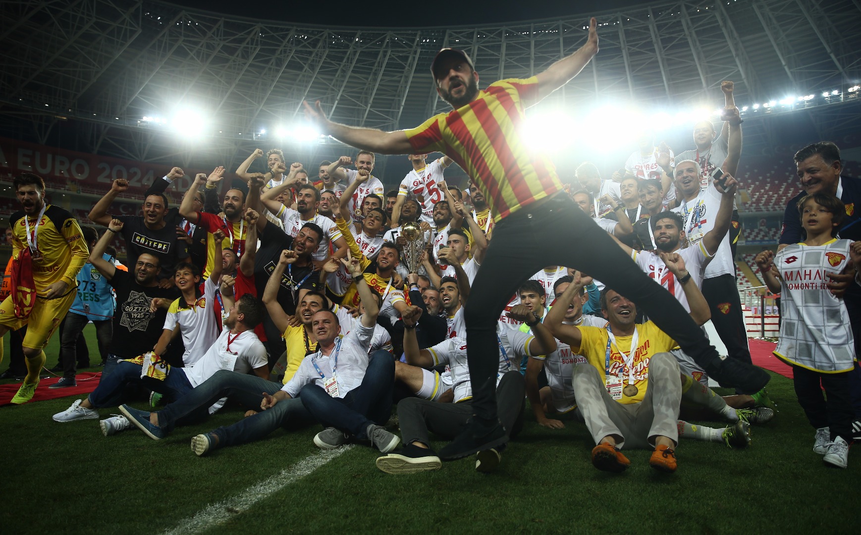 Göztepe Süper Lig’e yükseldi!