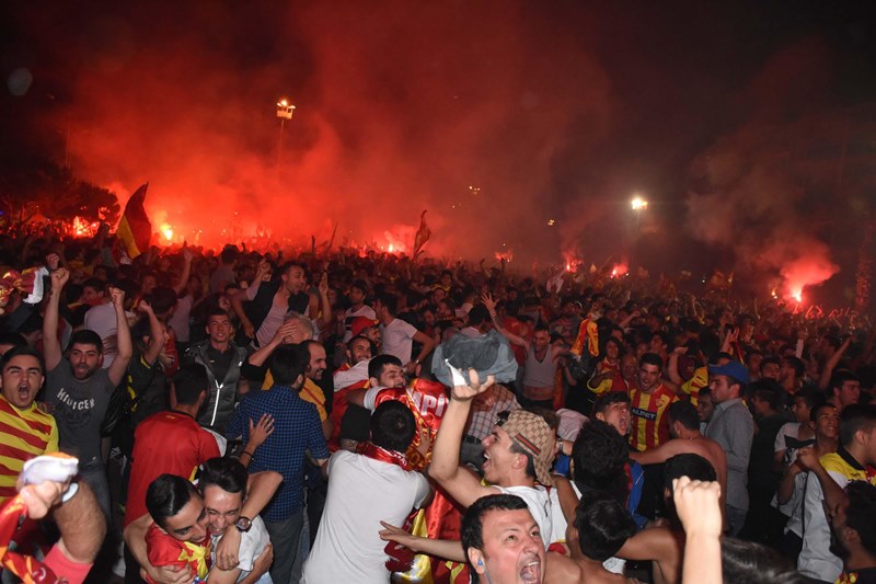 İzmirliler sabaha kadar uyumadı