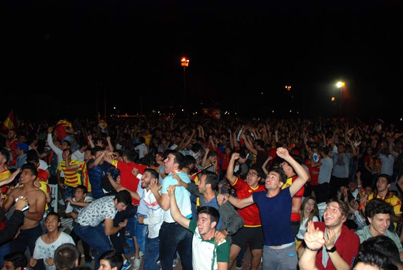 İzmirliler sabaha kadar uyumadı