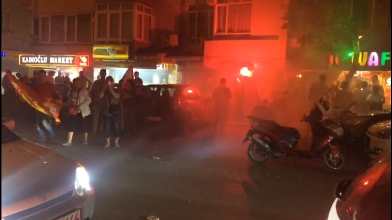 İzmirliler sabaha kadar uyumadı