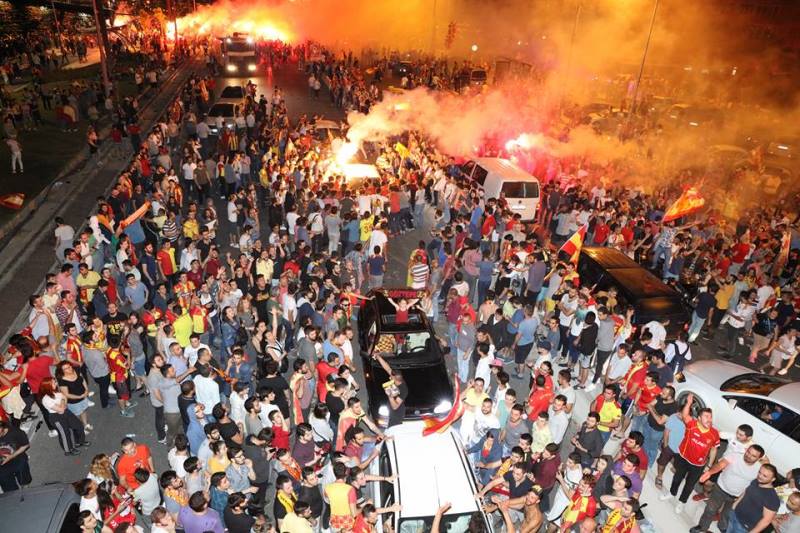 İzmirliler sabaha kadar uyumadı