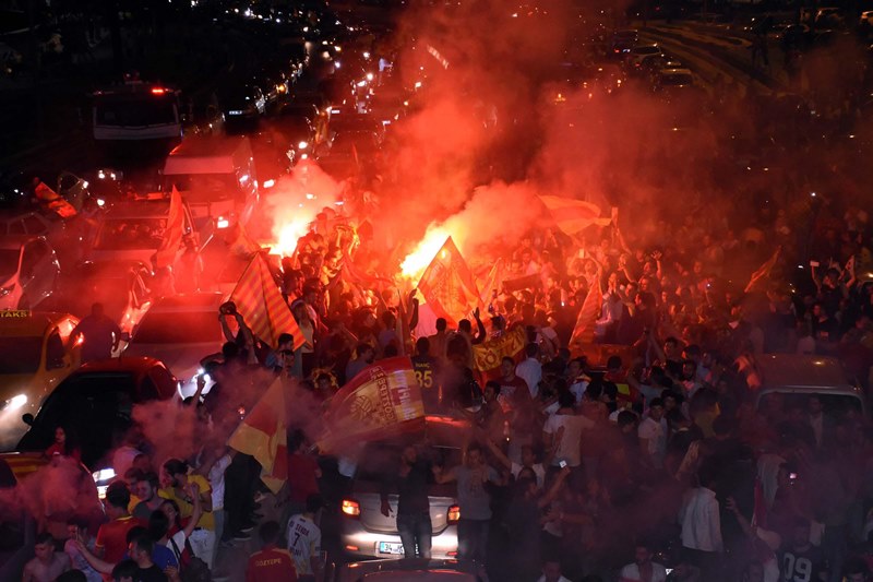 İzmirliler sabaha kadar uyumadı