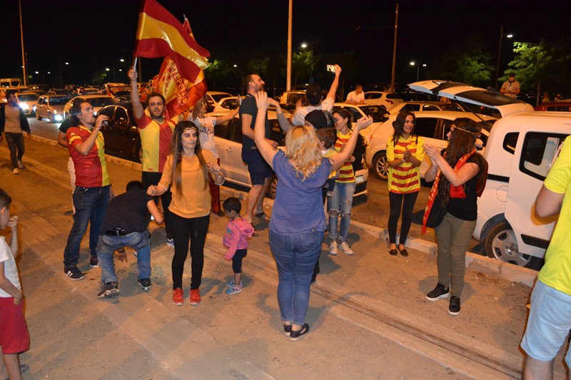 İzmirliler sabaha kadar uyumadı