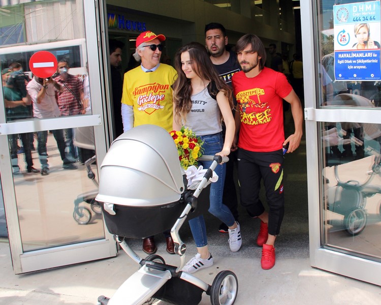 Şampiyon İzmir'e döndü