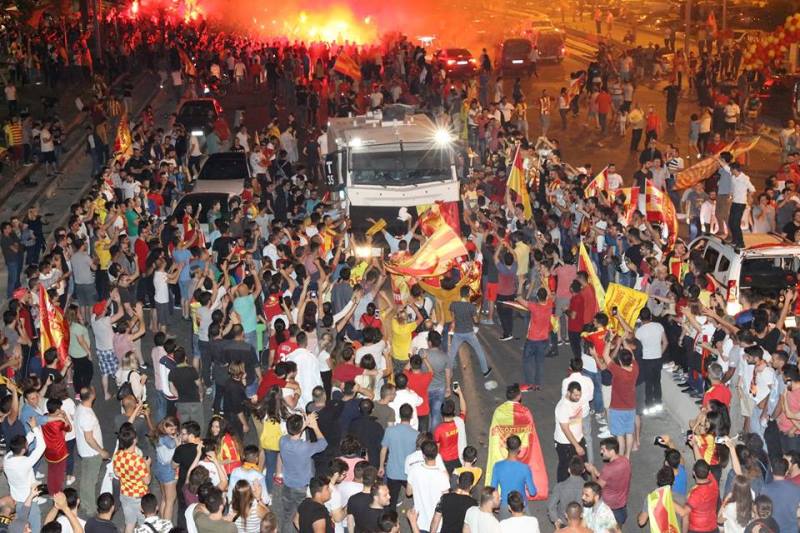 İzmirliler sabaha kadar uyumadı